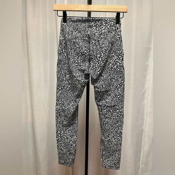 Lululemon InStill High-Rise Tight 25"
Warped Grain Alpine White Black | size 4 - Picture 6 of 9
